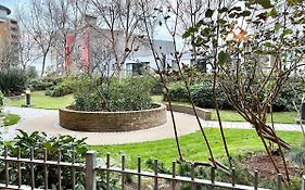 2 Bedroom Apartment Near Olympic Park With Free Parking